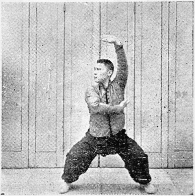 Figure 54 : la paume gauche parant au-dessus de la tête, en posture du cavalier
