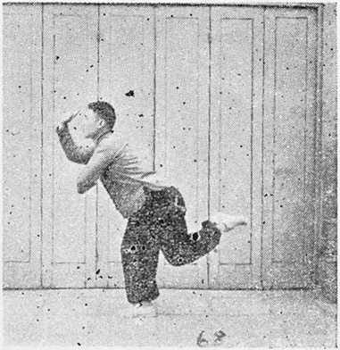 Figure 68 : le genou gauche levé, la paume droite à hauteur de tête