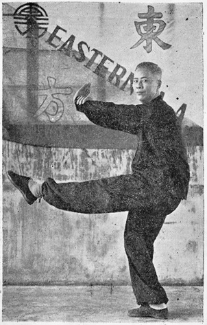 L&rsquo;auteur Huang Hanxun exécutant une posture du onzième exercice