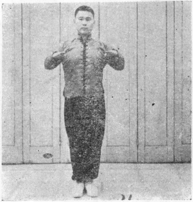 Figure 71 : les paumes levées jusqu&rsquo;au-dessous des épaules