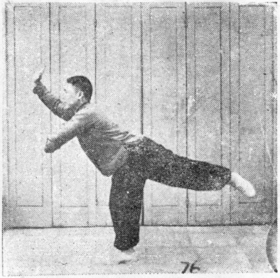 Figure 76 : la paume droite à hauteur de tête, le pied gauche étendu en arrière