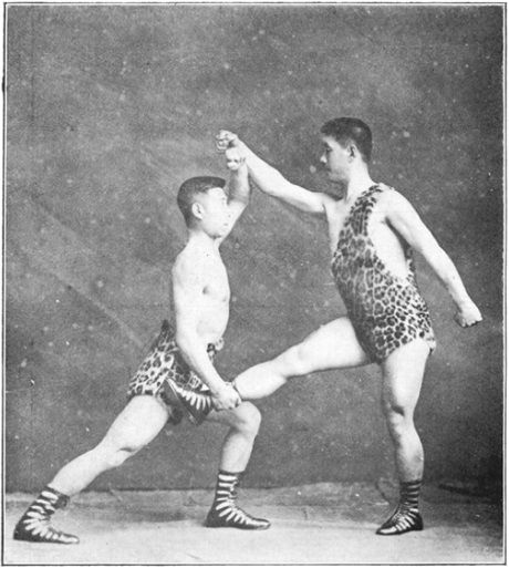 Mains contre pieds, par Zhao Lianhe et Zhao Liancheng