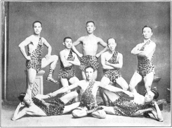 La troupe des léopards en costume de peau, photographie 1