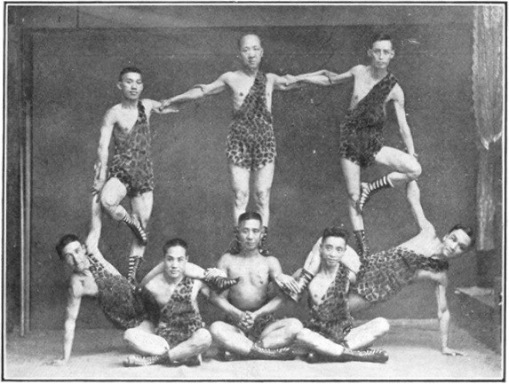 La troupe des léopards en costume de peau, photographie 2