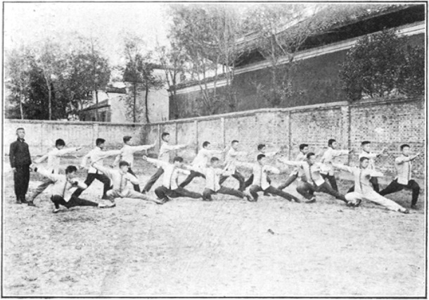La classe de boxe de l’école publique Fudan de Shanghai, avec son instructeur Zhao Lianhe