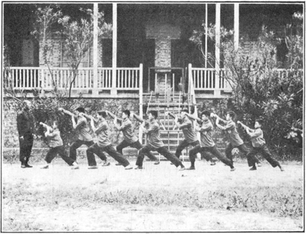 Élèves sélectionnés exécutant la posture « cueillir l’étoile » du poing de Shaolin