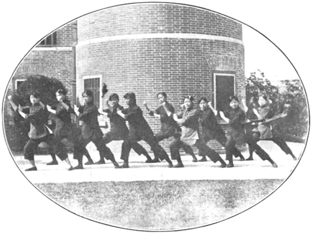Élèves de l’école des Filles patriotes exécutant le Combat de dégagement