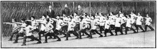 Cours de boxe donné aux élèves garçons et filles de l’École primaire du Guangdong