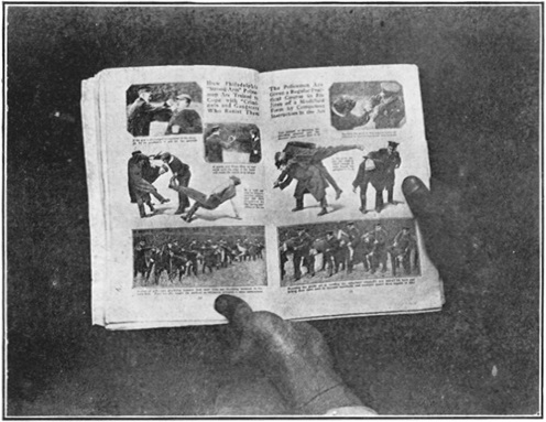 Pages d’une revue américaine montrant des policiers à l’entraînement
