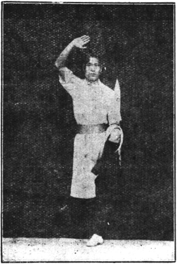 Figure 1 (planche du livre) : la paume droite perce au-dessus de la tête, la jambe gauche levée en équerre