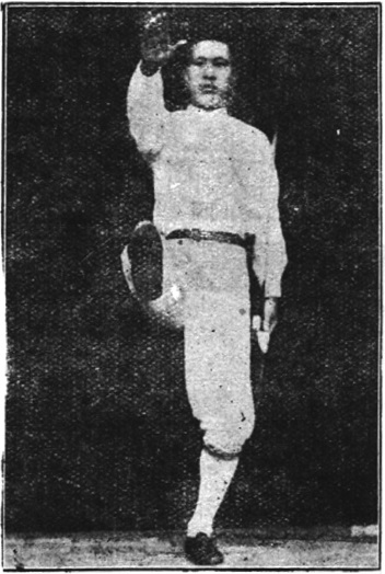 Figure 3 : le double coup de pied levé, la paume droite frappant le dessus du pied droit