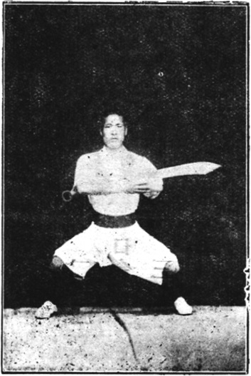 Figure 4 : la posture d&rsquo;embrasser le sabre, les deux bras formant un cercle carré devant la poitrine