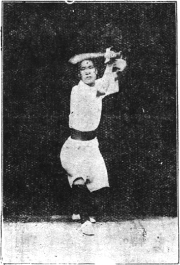 Figure 5 : la posture de soutenir le sabre, la lame haute devant le visage