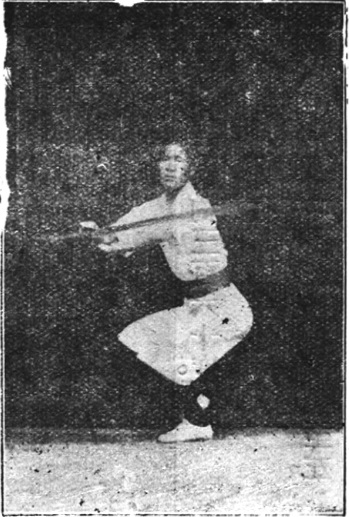 Figure 7 : la posture d&rsquo;embrasser le sabre, le sabre posé sur le bras gauche, les mains en cercle