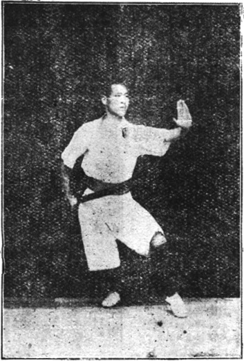 Figure 8 : la posture d&rsquo;essuyer le sabre, la main gauche essuyant le long de la lame