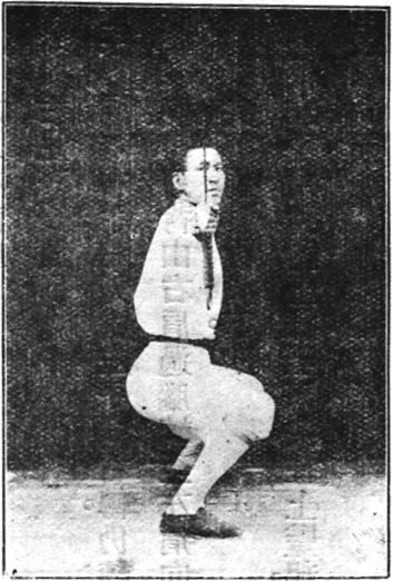 Figure 9 : la posture de présenter le sabre, la lame dressée verticalement