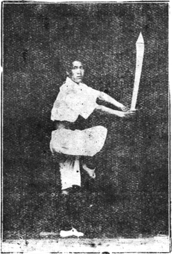 Figure 10 : la posture d&rsquo;hameçonner, le dos du sabre crochetant vers le haut, le genou droit levé