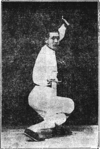 Figure 11 : la posture de piquer le sabre, la pointe dirigée vers la droite