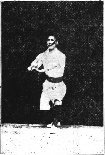 Figure 13 : la posture de palper le sabre, lame poussée obliquement vers l&rsquo;avant