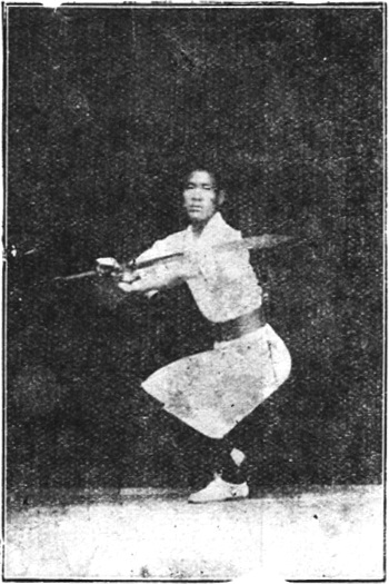 Figure 14 : la posture d&rsquo;embrasser le sabre, lame sur le bras gauche