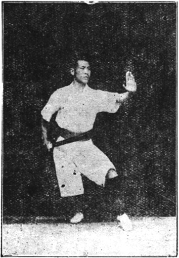 Figure 15 : la posture d&rsquo;essuyer le sabre, la main gauche essuyant la lame vers le haut