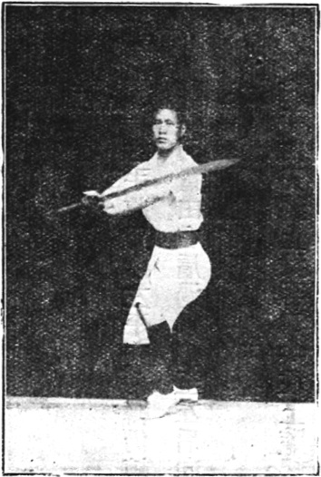 Figure 16 : la posture d&rsquo;embrasser le sabre, la lame ramenée sur le bras gauche