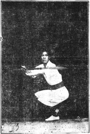 Figure 17 : la posture d&rsquo;embrasser le sabre, lame ramenée sur le bras gauche
