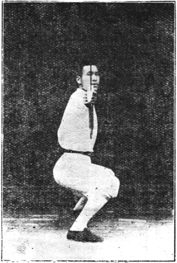 Figure 19 : la posture de présenter le sabre, lame dressée verticalement