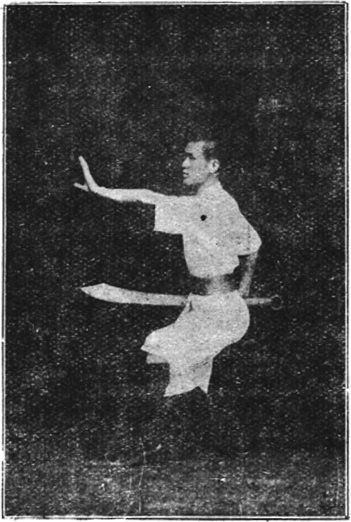 Figure 23 : la posture d&rsquo;essuyer le sabre après le demi-tour
