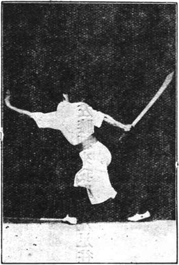 Figure 25 : la posture de fendre derrière, la lame taillant vers la droite