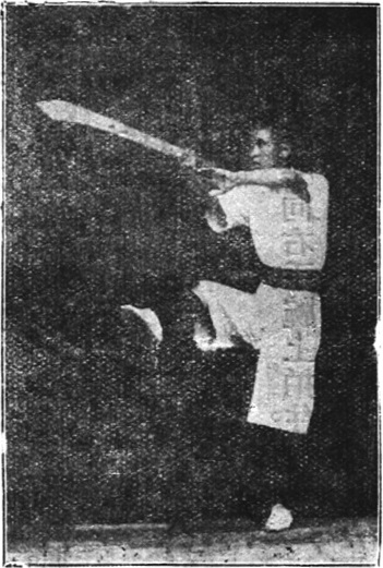 Figure 26 : la posture de relever le sabre, jambe droite tendue en coup de pied