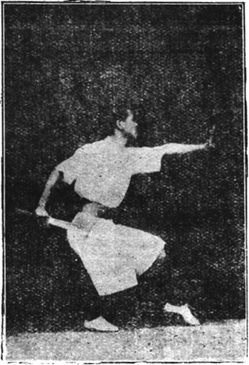 Figure 27 : la posture d&rsquo;essuyer le sabre, lame ramenée contre la taille droite