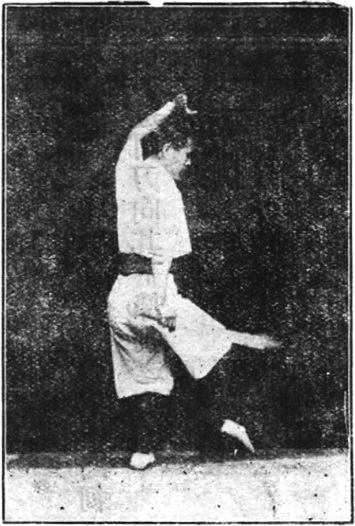 Figure 29 : la posture de fouiller, le sabre ramené le long de la cuisse, la paume gauche levée