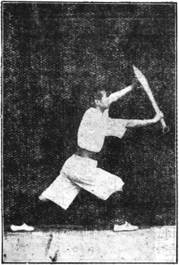 Figure 30 : la posture de pousser le sabre, les deux bras tendus au-dessus de la tête
