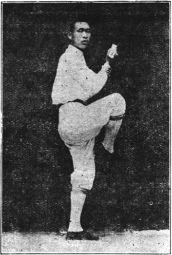 Figure 36 : la posture d&rsquo;entraîner le sabre, ramené vers l&rsquo;arrière-gauche