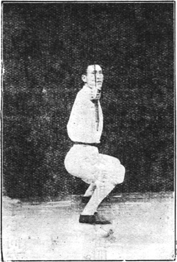 Figure 37 : la posture de présenter le sabre vers la droite, en posture du cavalier