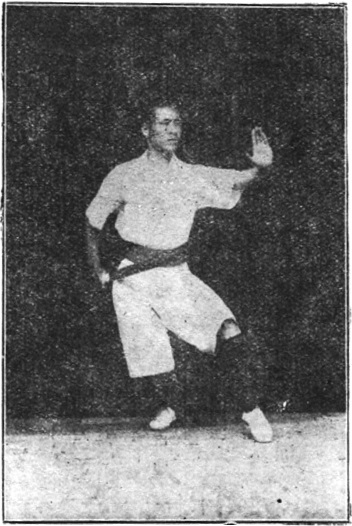 Figure 41 : la posture d&rsquo;essuyer le sabre après le demi-tour vers l&rsquo;arrière-gauche