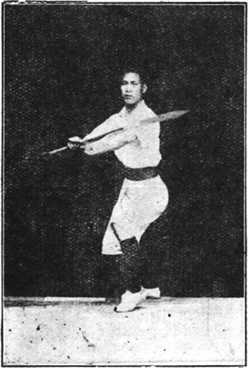 Figure 42 : la posture d&rsquo;embrasser le sabre, lame ramenée sur le bras gauche