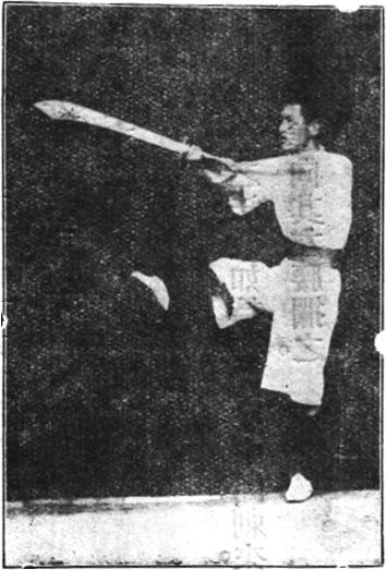 Figure 43 : la posture du coup de pied au sabre, jambe droite tendue, lame haute