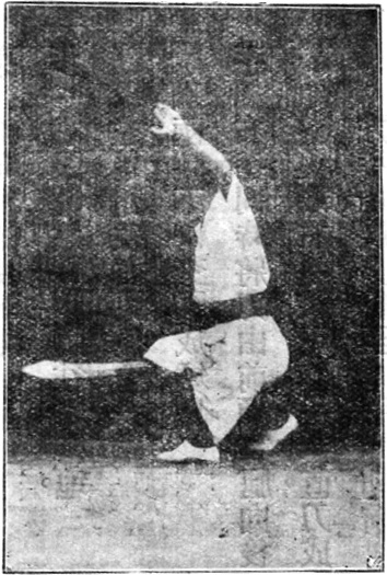 Figure 44 : la posture de trancher le sabre vers le bas, près du sol