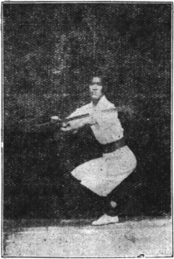 Figure 45 : la posture d&rsquo;embrasser le sabre, lame portée sur le bras gauche
