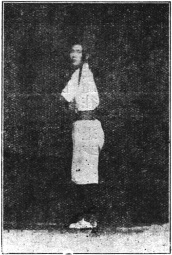 Figure 47 : la posture du pas suivi, le sabre enroulé autour de la tête