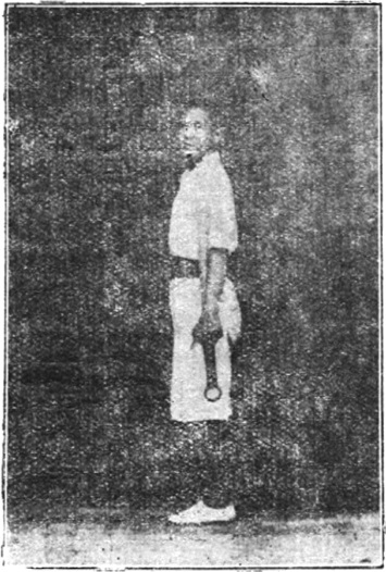 Figure 48 : la posture finale, le sabre reçu de la main droite par la main gauche