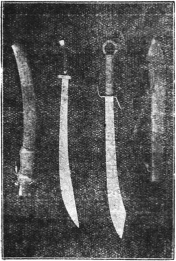 Planche comparant l&rsquo;ancien sabre simple (à gauche) au modèle nouveau (à droite), avec leurs dimensions