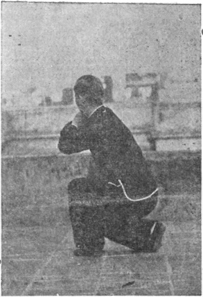 Posture 7a : pas de l&rsquo;anneau gauche, la main droite en crochet balaie de l&rsquo;arrière vers l&rsquo;avant — planche de l&rsquo;édition de 1957