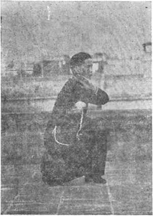 Posture 7b : vue de revers de la même posture — planche de l&rsquo;édition de 1957