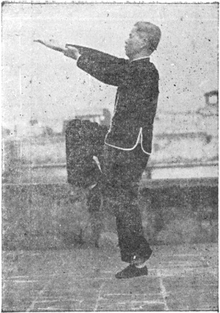 Posture 9 : jambe droite levée, les deux paumes s&rsquo;élèvent en avant, le corps légèrement renversé — planche de l&rsquo;édition de 1957