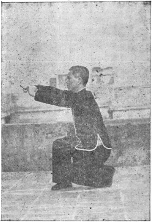 Posture 10 : pas de l&rsquo;anneau droit, les deux poings poussent en avant avec la descente du pas — planche de l&rsquo;édition de 1957