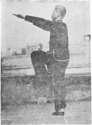 Posture 11 : jambe gauche levée, les deux paumes s&rsquo;élèvent de bas en avant — planche de l&rsquo;édition de 1957
