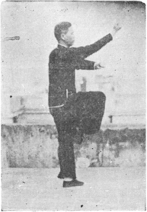 Posture 13 : jambe droite levée, le poing droit monte de bas en avant après le scellement de la gauche — planche de l&rsquo;édition de 1957